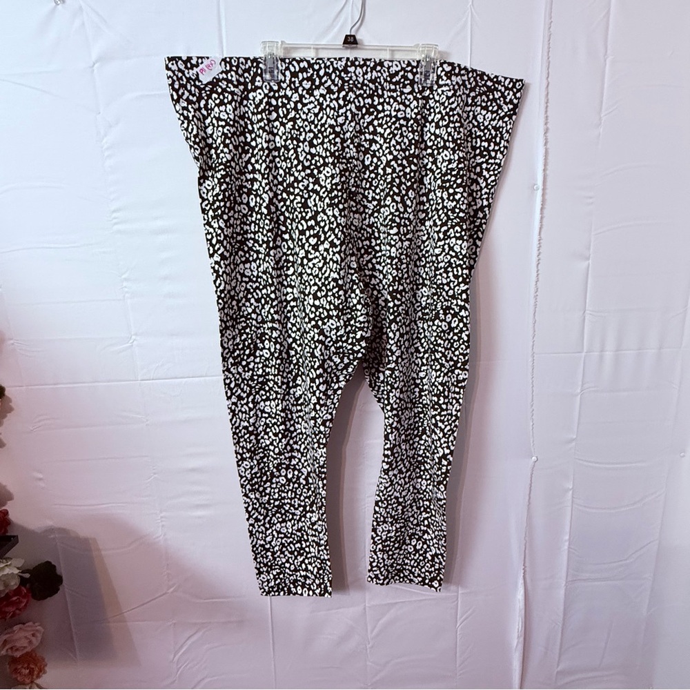 Old Navy Black and White Animal Print Capris